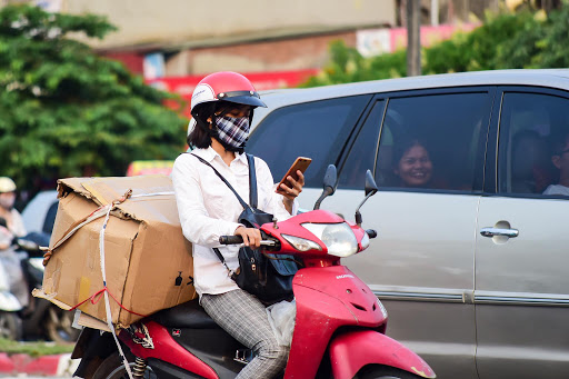 Sử dụng điện thoại khi đang lái xe máy